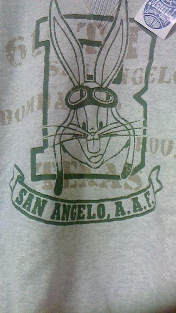 トイズマッコイ 両Vスエット ワーナーブラザーズ バッグスバニー < 男性ファッション  トイズマッコイ 両Vスエット ワーナーブラザーズ バッグスバニー < 男性ファッションの