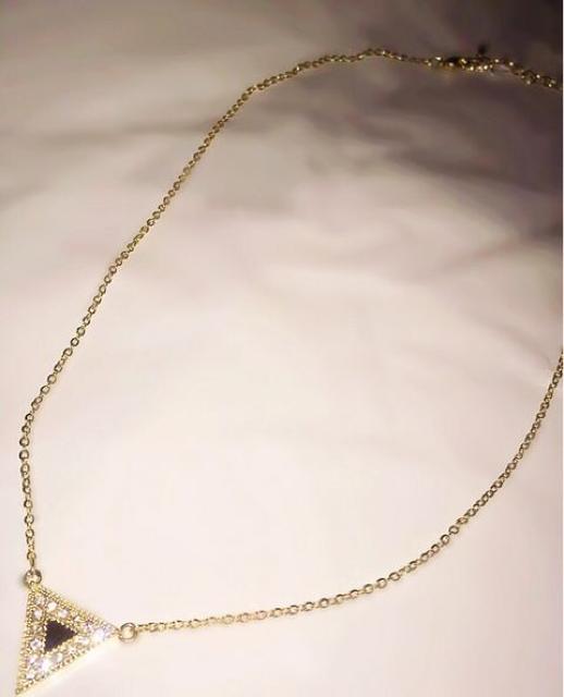 定価3,980円●ビジュー トライアングルネックレス●Goldゴールド < 女性アクセサリー/時計  定価3,980円●ビジュー トライアングルネックレス●Goldゴールド < 女性アクセサリー/時計の