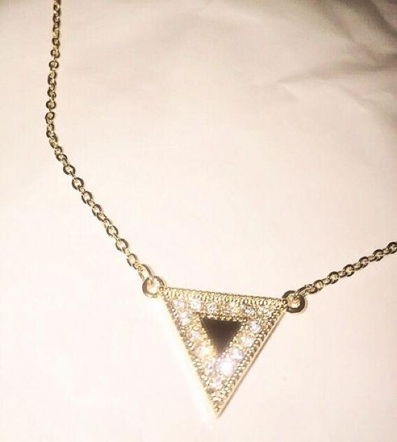 定価3,980円●ビジュー トライアングルネックレス●Goldゴールド < 女性アクセサリー/時計  定価3,980円●ビジュー トライアングルネックレス●Goldゴールド < 女性アクセサリー/時計の
