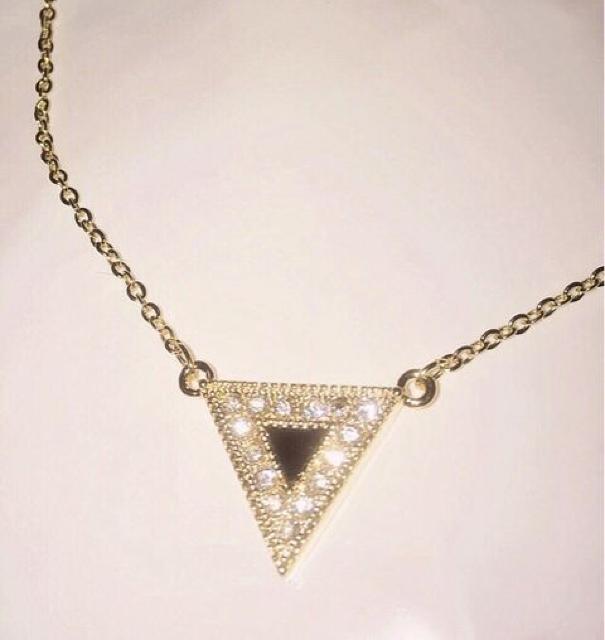 定価3,980円●ビジュー トライアングルネックレス●Goldゴールド < 女性アクセサリー/時計  定価3,980円●ビジュー トライアングルネックレス●Goldゴールド < 女性アクセサリー/時計の