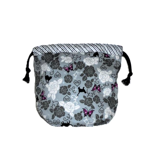 【底マチ幅が広い巾着】◆黒猫シルエット・蝶・薔薇×グレー地◆裏地あり巾着 < 女性ファッション 【底マチ幅が広い巾着】◆黒猫シルエット・蝶・薔薇×グレー地◆裏地あり巾着 < 女性ファッションの