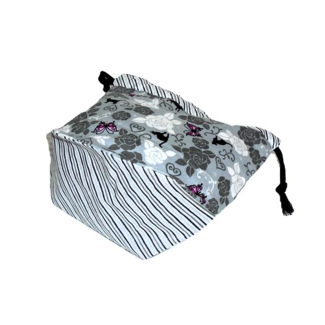 【底マチ幅が広い巾着】◆黒猫シルエット・蝶・薔薇×グレー地◆裏地あり巾着 < 女性ファッション 【底マチ幅が広い巾着】◆黒猫シルエット・蝶・薔薇×グレー地◆裏地あり巾着 < 女性ファッションの