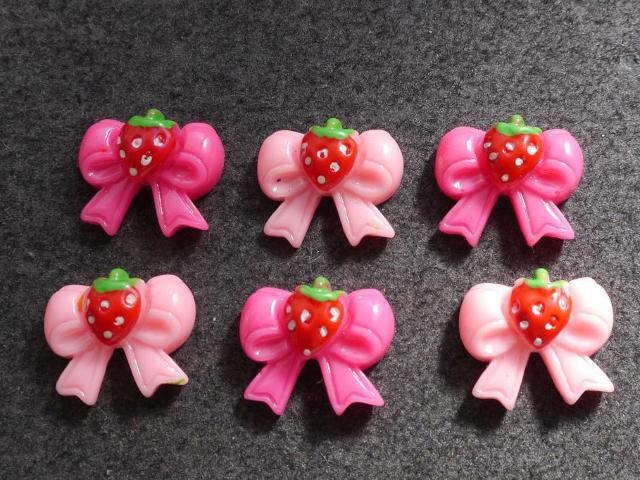 プラパーツ 手芸・アクセサリーパーツ  苺りぼん  6個セット < 香水/コスメ/ネイル  プラパーツ 手芸・アクセサリーパーツ  苺りぼん  6個セット  < 香水/コスメ/ネイルの