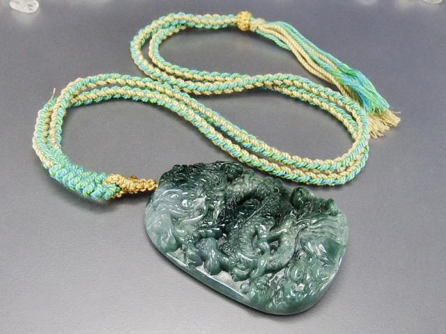 色合い極上品濃い目ひすい本翡翠昇竜彫りペンダント木綿紐ネックレス龍騰四海 < 女性アクセサリー/時計  色合い極上品濃い目ひすい本翡翠昇竜彫りペンダント木綿紐ネックレス龍騰四海 < 女性アクセサリー/時計の