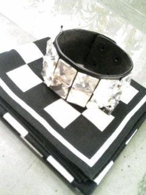 Vi2AANeXgohBK/CL  uh 