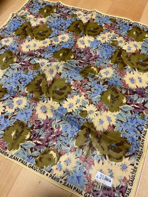 JEAN PAUL GAULTIER ジャンポールゴルチエ 花柄 ハンカチ < ブランド JEAN PAUL GAULTIER ジャンポールゴルチエ 花柄 ハンカチ < ブランドの