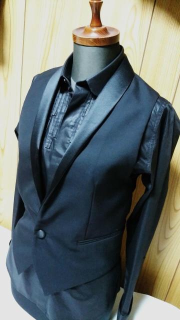 国内正規 美品 ディオールオム スモーキングショールジレ 黒 シャイニー光沢ラペルベスト 最小38 XXS ジャケット以上の存在感 < ブランド  国内正規 美品 ディオールオム スモーキングショールジレ 黒 シャイニー光沢ラペルベスト 最小38 XXS ジャケット以上の存在感 < ブランドの