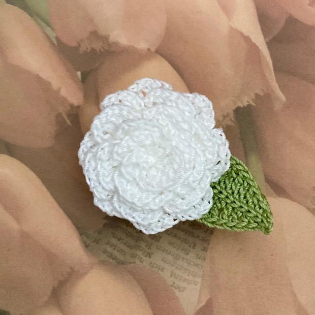 ハンドメイド♪レース編み 花びらいっぱいお花モチーフのブローチ < 女性ファッション  ハンドメイド♪レース編み 花びらいっぱいお花モチーフのブローチ  < 女性ファッションの