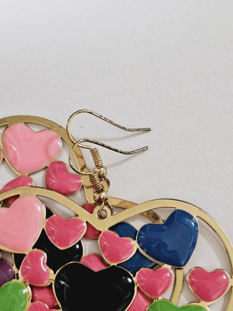 (38) 新品 総柄 カラフルハート gold ぶら下がりピアス < 女性アクセサリー/時計 (38) 新品 総柄 カラフルハート gold ぶら下がりピアス < 女性アクセサリー/時計の