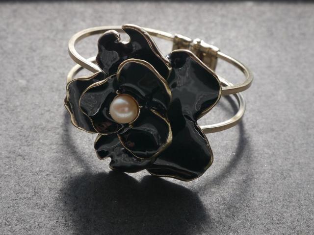 新品 ゴシックアンティーク黒花ブレスレットバングル < 女性アクセサリー/時計  新品 ゴシックアンティーク黒花ブレスレットバングル < 女性アクセサリー/時計の