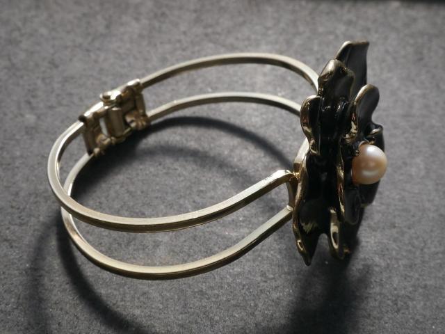 新品 ゴシックアンティーク黒花ブレスレットバングル < 女性アクセサリー/時計  新品 ゴシックアンティーク黒花ブレスレットバングル < 女性アクセサリー/時計の
