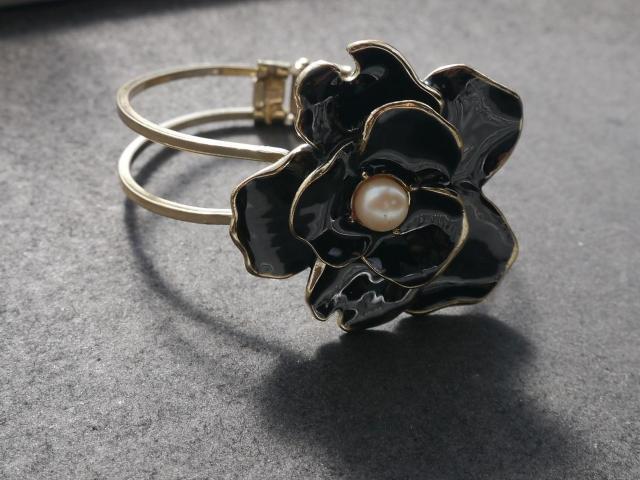 新品 ゴシックアンティーク黒花ブレスレットバングル < 女性アクセサリー/時計  新品 ゴシックアンティーク黒花ブレスレットバングル < 女性アクセサリー/時計の