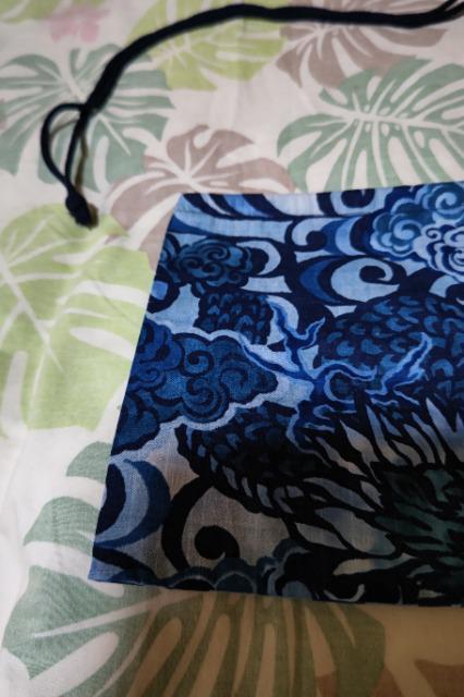 ★処分品★デニム風紺×雲龍柄ナナメ掛巾着袋 < キッズ/ベビー  ★処分品★デニム風紺×雲龍柄ナナメ掛巾着袋 < キッズ/ベビーの