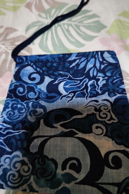 ★処分品★デニム風紺×雲龍柄ナナメ掛巾着袋 < キッズ/ベビー  ★処分品★デニム風紺×雲龍柄ナナメ掛巾着袋 < キッズ/ベビーの