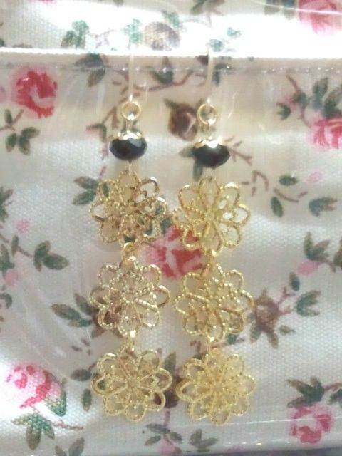 ゴールドお花透かし3連スワロフスキー樹脂フック☆ < 女性アクセサリー/時計  ゴールドお花透かし3連スワロフスキー樹脂フック☆  < 女性アクセサリー/時計の