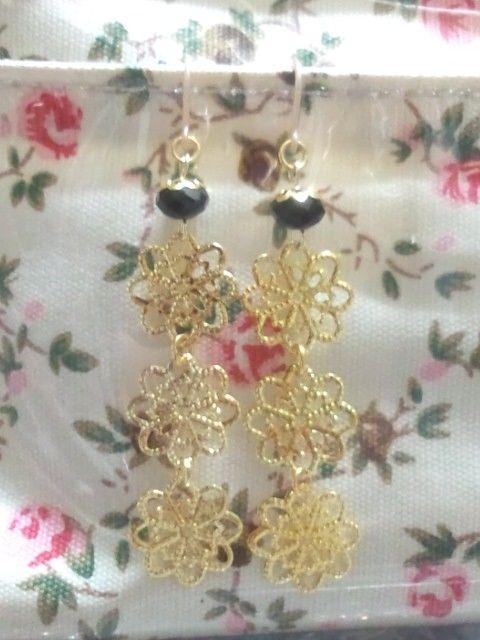 ゴールドお花透かし3連スワロフスキー樹脂フック☆ < 女性アクセサリー/時計  ゴールドお花透かし3連スワロフスキー樹脂フック☆ < 女性アクセサリー/時計の
