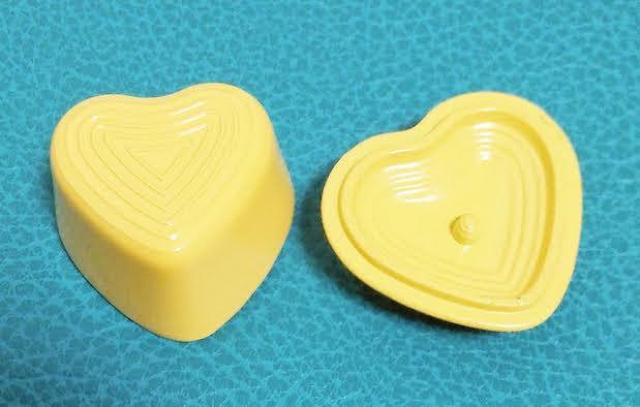 ミニチュア★ハート型★鍋★ル・クルーゼ風★蓋も開きます♪キッチンツール★調理器具★イエロー★色違い4色★金属製★ドールハウスに★ < おもちゃ  ミニチュア★ハート型★鍋★ル・クルーゼ風★蓋も開きます♪キッチンツール★調理器具★イエロー★色違い4色★金属製★ドールハウスに★ < おもちゃの