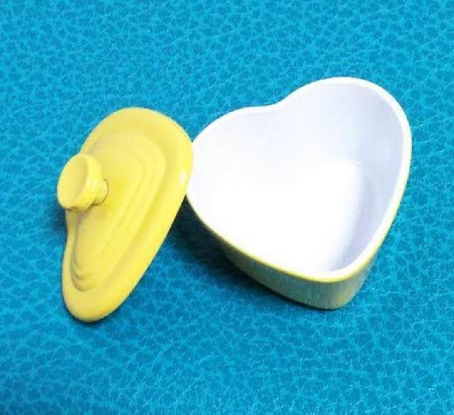ミニチュア★ハート型★鍋★ル・クルーゼ風★蓋も開きます♪キッチンツール★調理器具★イエロー★色違い4色★金属製★ドールハウスに★ < おもちゃ  ミニチュア★ハート型★鍋★ル・クルーゼ風★蓋も開きます♪キッチンツール★調理器具★イエロー★色違い4色★金属製★ドールハウスに★ < おもちゃの