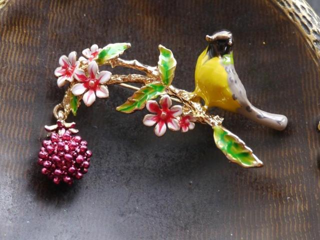 新品アンティーク調ゆらゆら木の実 お花 鳥さんブローチ < 女性アクセサリー/時計 新品アンティーク調ゆらゆら木の実 お花 鳥さんブローチ < 女性アクセサリー/時計の