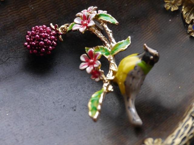 新品アンティーク調ゆらゆら木の実 お花 鳥さんブローチ < 女性アクセサリー/時計 新品アンティーク調ゆらゆら木の実 お花 鳥さんブローチ < 女性アクセサリー/時計の