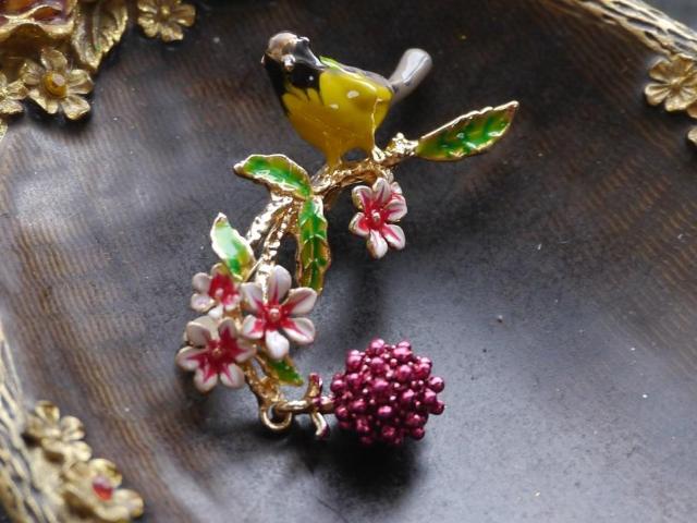 新品アンティーク調ゆらゆら木の実 お花 鳥さんブローチ < 女性アクセサリー/時計 新品アンティーク調ゆらゆら木の実 お花 鳥さんブローチ < 女性アクセサリー/時計の