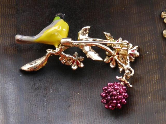 新品アンティーク調ゆらゆら木の実 お花 鳥さんブローチ < 女性アクセサリー/時計 新品アンティーク調ゆらゆら木の実 お花 鳥さんブローチ < 女性アクセサリー/時計の