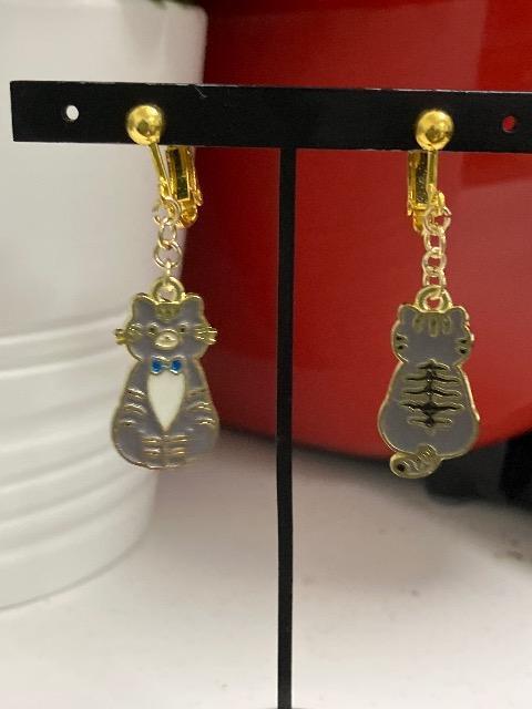 ハンドメイド ねこのチャームを使用したイヤリング < 女性ファッション  ハンドメイド ねこのチャームを使用したイヤリング  < 女性ファッションの