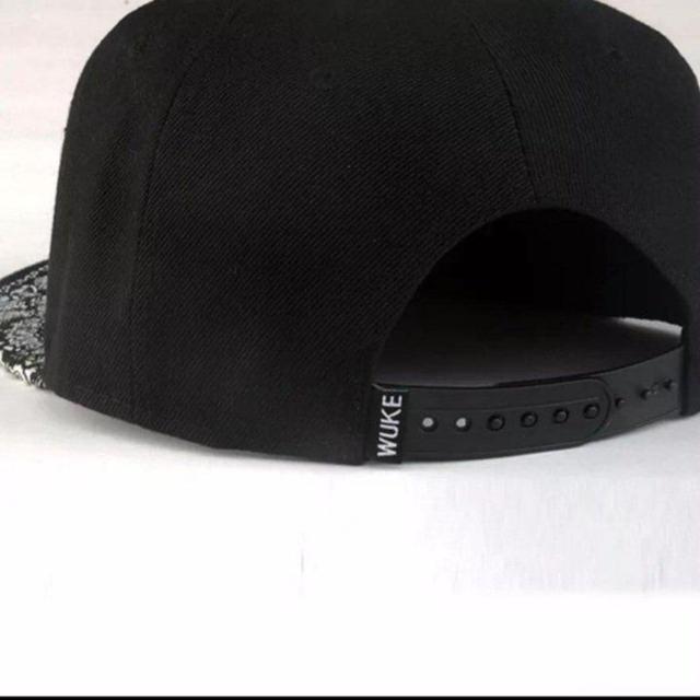 ユニセックス つばペイズリー柄 スナップバックキャップ ブラック系 < 男性ファッション  ユニセックス つばペイズリー柄 スナップバックキャップ ブラック系 < 男性ファッションの