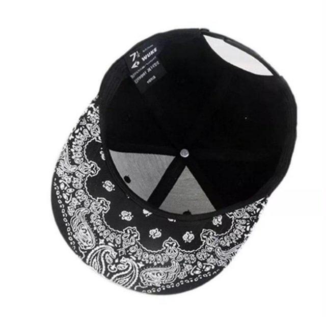 ユニセックス つばペイズリー柄 スナップバックキャップ ブラック系 < 男性ファッション  ユニセックス つばペイズリー柄 スナップバックキャップ ブラック系 < 男性ファッションの