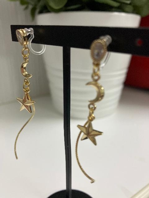 ハンドメイド 月のつなぎチャームと星のチャームを使用した樹脂のノンホールピアス  < 女性ファッション  ハンドメイド 月のつなぎチャームと星のチャームを使用した樹脂のノンホールピアス  < 女性ファッションの