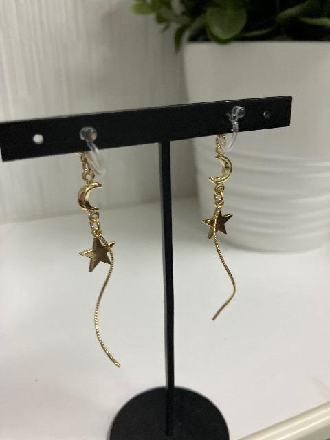 ハンドメイド 月のつなぎチャームと星のチャームを使用した樹脂のノンホールピアス  < 女性ファッション  ハンドメイド 月のつなぎチャームと星のチャームを使用した樹脂のノンホールピアス  < 女性ファッションの