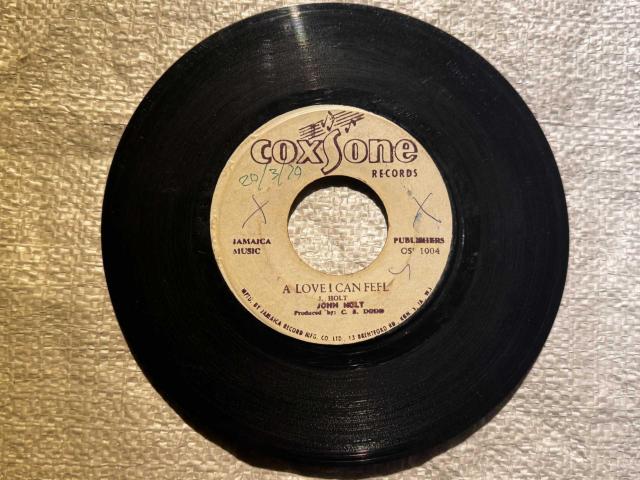 JOHN HOLT�uA LOVE I CAN FEEL�v/ HUGH BLACK�uLONG LIVER MAN�v �� CD/DVD/�r�f�I�� 