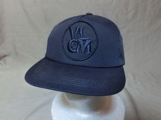 USA購入 ボルコム【VOLCOM】シンプルロゴ刺繍入りCAPネイビー < 男性ファッション  USA購入 ボルコム【VOLCOM】シンプルロゴ刺繍入りCAPネイビー  < 男性ファッションの