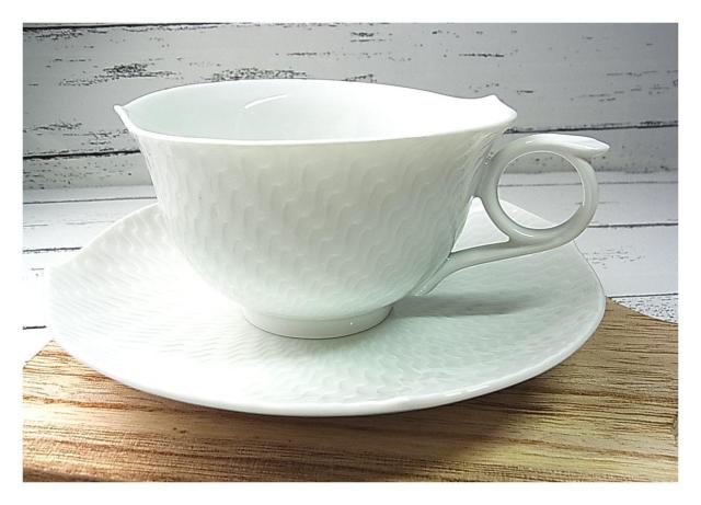 正規新品同様マイセン Meissen 波の戯れ(White Relief) ティーカップ&ソーサー 2客セット 箱無し < インテリア/ライフ 正規新品同様マイセン Meissen 波の戯れ(White Relief) ティーカップ&ソーサー 2客セット 箱無し < インテリア/ライフの