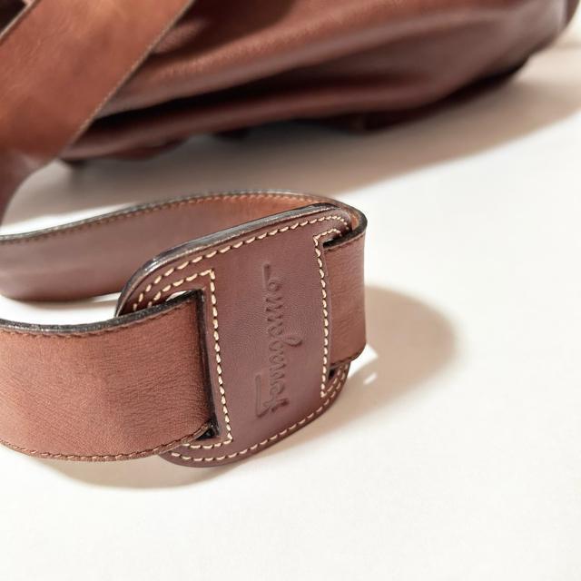 Salvatore Ferragamo �t�F���K�� ���@�� ���U�[ �V�����_�[�o�b�O �u���E�� ���B���e�[�W �� �u�����h�� 