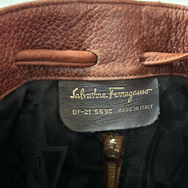 Salvatore Ferragamo �t�F���K�� ���@�� ���U�[ �V�����_�[�o�b�O �u���E�� ���B���e�[�W �� �u�����h�� 