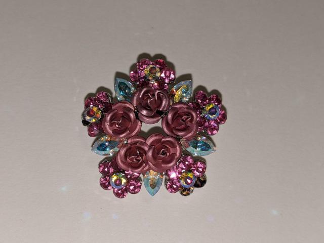 新品 お花 薔薇 ブローチ ピンク スワロフスキー < 女性アクセサリー/時計  新品 お花 薔薇 ブローチ ピンク スワロフスキー  < 女性アクセサリー/時計の