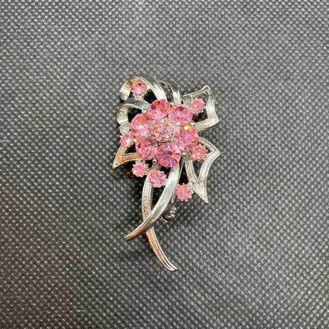 即決 シルバーカラー デザイン ブローチ < 女性アクセサリー/時計  即決 シルバーカラー デザイン ブローチ  < 女性アクセサリー/時計の