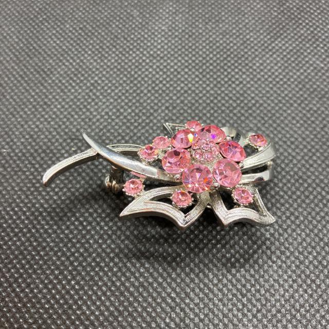 即決 シルバーカラー デザイン ブローチ < 女性アクセサリー/時計  即決 シルバーカラー デザイン ブローチ < 女性アクセサリー/時計の