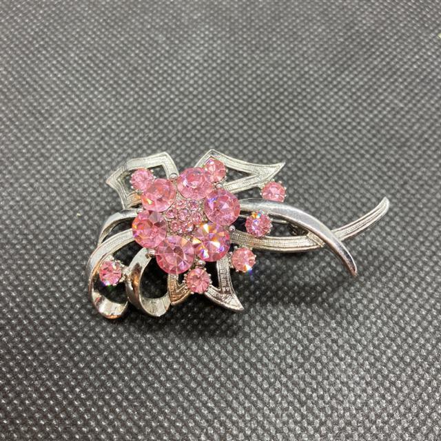 即決 シルバーカラー デザイン ブローチ < 女性アクセサリー/時計  即決 シルバーカラー デザイン ブローチ < 女性アクセサリー/時計の