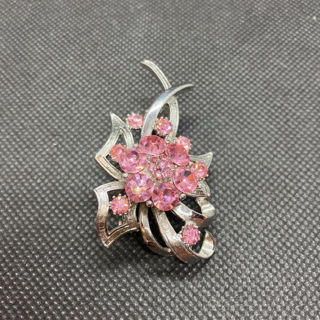即決 シルバーカラー デザイン ブローチ < 女性アクセサリー/時計  即決 シルバーカラー デザイン ブローチ < 女性アクセサリー/時計の