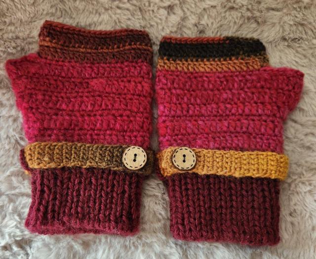 ピンク、えんじ色、黄土色系で編んだバンドウーマに毛糸で編んだバンドに可愛いボタンを付けました。 < ペット/手芸/園芸 ピンク、えんじ色、黄土色系で編んだバンドウーマに毛糸で編んだバンドに可愛いボタンを付けました。 < ペット/手芸/園芸の