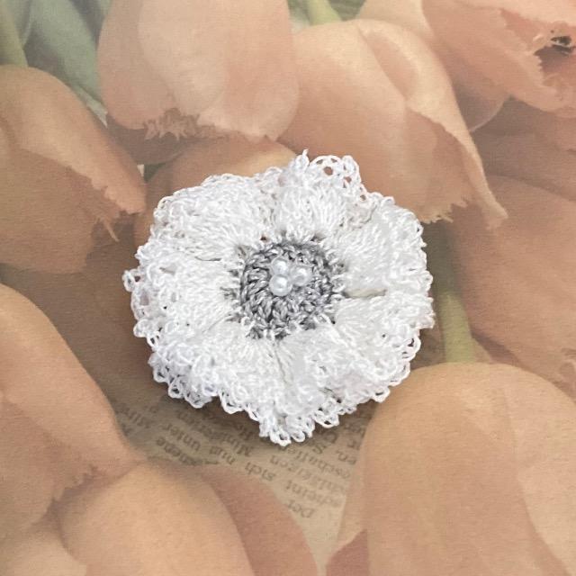 ハンドメイド レース編み フリルのお花ブローチ < 女性ファッション  ハンドメイド レース編み フリルのお花ブローチ  < 女性ファッションの