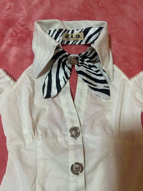 d.i.a. 襟付きオフショルダー ゼブラ柄リボンタイ付属 バックオープンホワイトシャツ 新品未使用 < ブランド d.i.a. 襟付きオフショルダー ゼブラ柄リボンタイ付属 バックオープンホワイトシャツ 新品未使用 < ブランドの