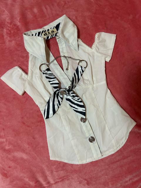 d.i.a. 襟付きオフショルダー ゼブラ柄リボンタイ付属 バックオープンホワイトシャツ 新品未使用 < ブランド d.i.a. 襟付きオフショルダー ゼブラ柄リボンタイ付属 バックオープンホワイトシャツ 新品未使用 < ブランドの