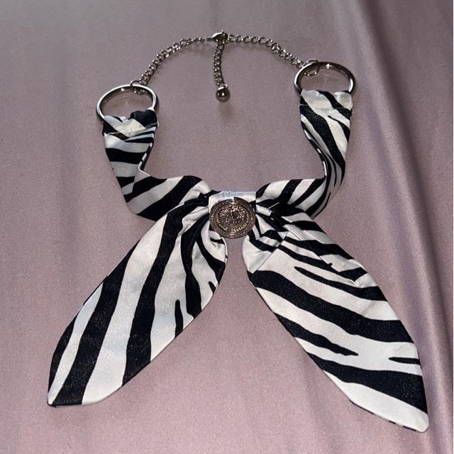 d.i.a. 襟付きオフショルダー ゼブラ柄リボンタイ付属 バックオープンホワイトシャツ 新品未使用 < ブランド d.i.a. 襟付きオフショルダー ゼブラ柄リボンタイ付属 バックオープンホワイトシャツ 新品未使用 < ブランドの