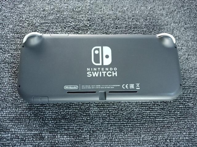 Nintendo Switch Lite { 聦
