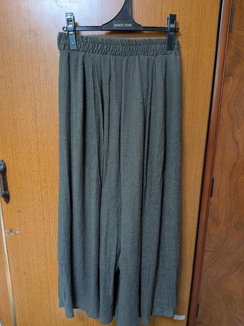 カーキ色のスカートみたいなパンツ。 < 女性ファッション  カーキ色のスカートみたいなパンツ。  < 女性ファッションの