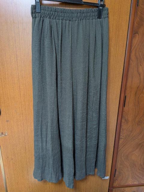 カーキ色のスカートみたいなパンツ。 < 女性ファッション  カーキ色のスカートみたいなパンツ。 < 女性ファッションの