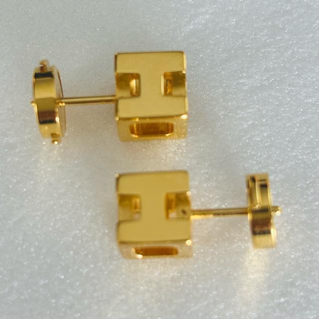 【極美品】★SAランク★HERMES エルメス Hキューブ カージュドアッシュ ゴールド ピアス Hロゴ 箱付き < ブランド 【極美品】★SAランク★HERMES エルメス Hキューブ カージュドアッシュ ゴールド ピアス Hロゴ 箱付き < ブランドの